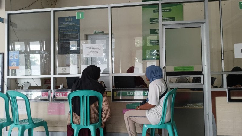 Foto Suasana Loket Pelayanan di Puskesmas Wanasaba (Dok. Pribadi) Foto Suasana Loket Pelayanan di Puskesmas Wanasaba (Dok. Pribadi)